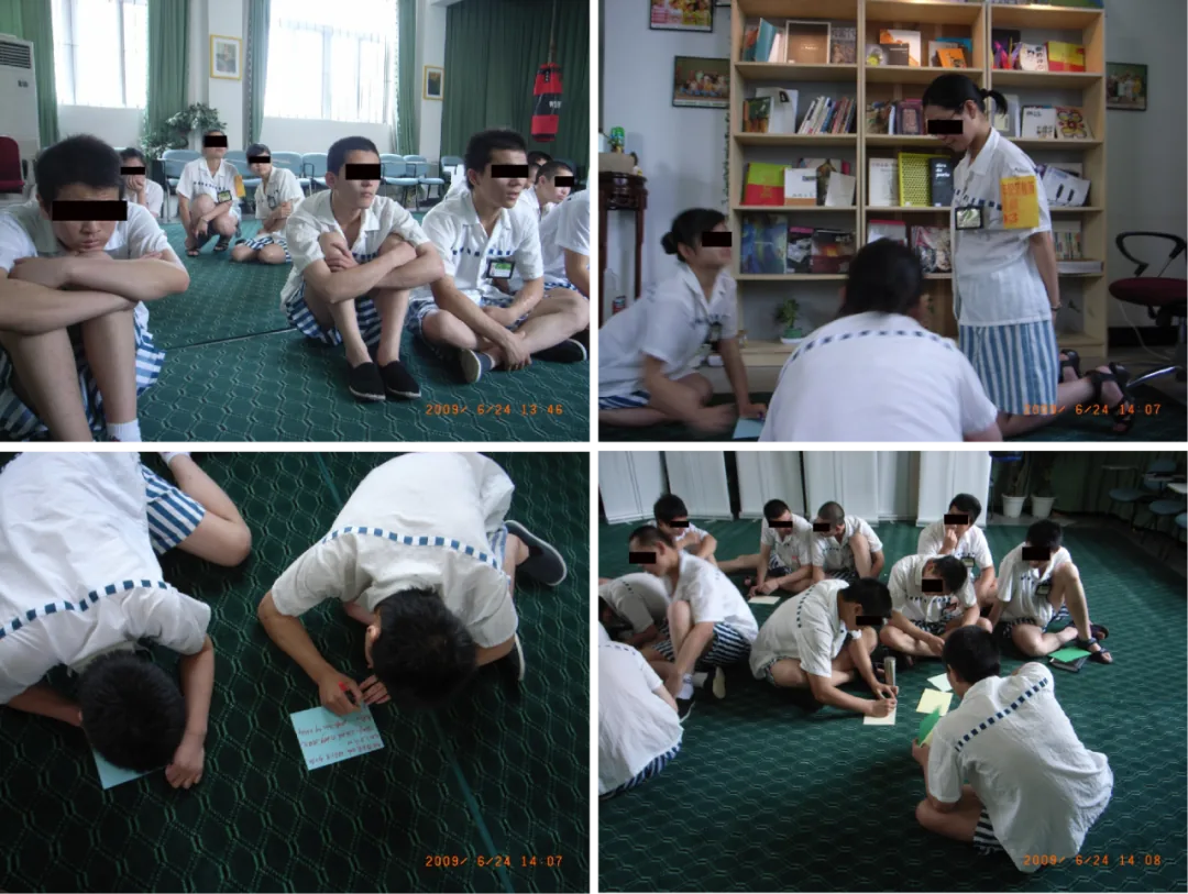 四宫格照片:身穿白色条纹夏装的少年犯们盘坐在地上,低头在小卡片上书写,脸部打码,画面显示拍摄时间为2009年6月24日。