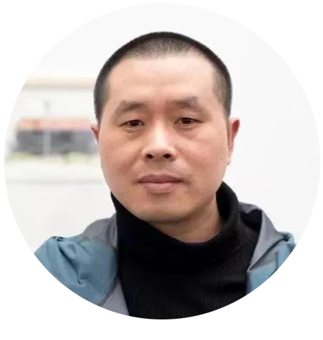 李牧的圆形头像照,短寸头,身穿黑色高领衫外搭蓝灰色夹克,神情平静。