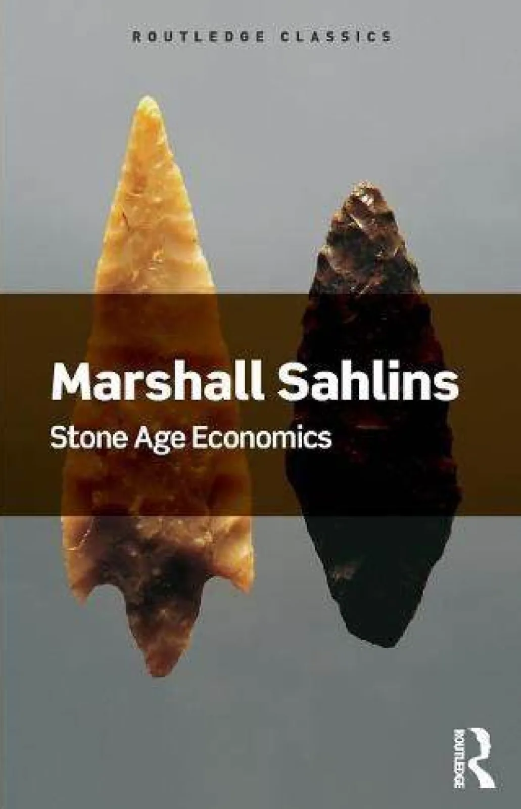 书封面,白色印着书名《Stone Age Economics》与作者“Marshall Sahlins”,背景是两枚交叉排列的米黄与深褐色石制箭镞。