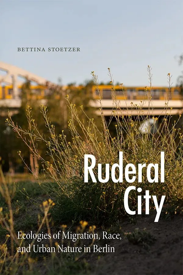 封面《Ruderal City》,作者 Bettina Stoetzer;照片是野草丛生的空地,背景为高架轻轨桥,夕阳暖光。