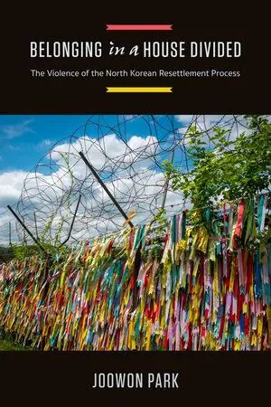 封面《Belonging in a House Divided》,作者 Joowon Park;画面是缠绕彩色布条的铁丝网,天空蓝色。