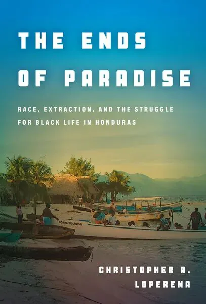 封面《The Ends of Paradise》,作者 Christopher A. Loperena;照片是加勒比海边村落,茅草屋、渔船与人群,夕阳天空。