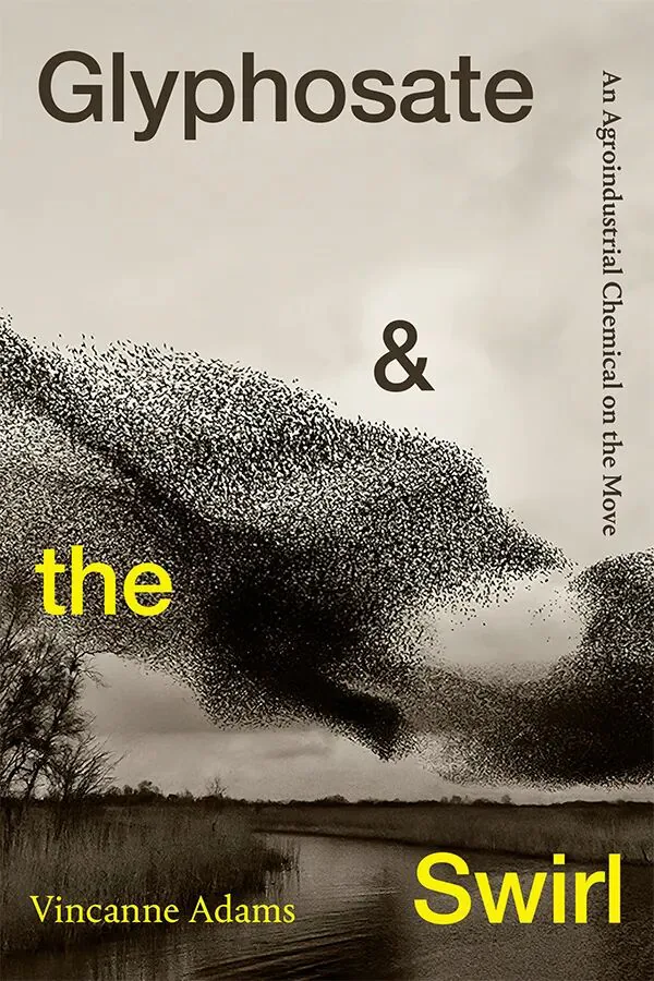 书影:《Glyphosate & the Swirl: An Agroindustrial Chemical on the Move》,作者温康妮·亚当斯(Vincanne Adams),封面是黄昏湿地上空成群椋鸟盘旋形成的漩涡状鸟群。