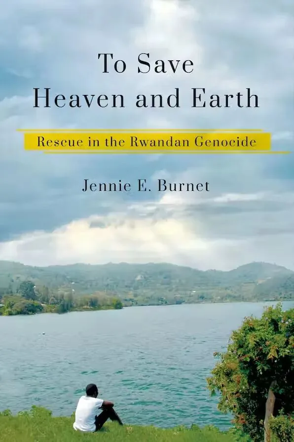 书影:《To Save Heaven and Earth: Rescue in the Rwandan Genocide》,作者珍妮·伯内特(Jennie E. Burnet),封面是一人坐在湖边草地上眺望对岸山丘,天空多云。