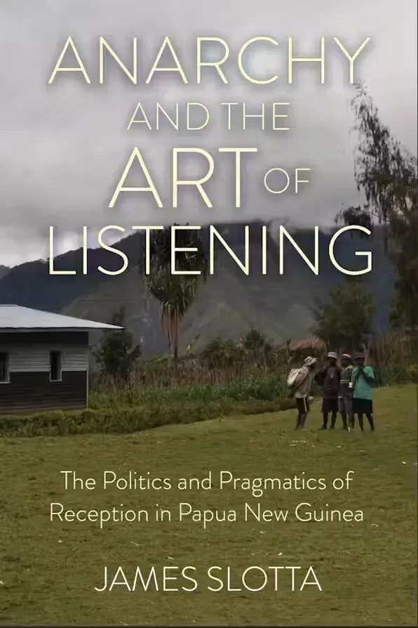 《无政府与倾听的艺术》(Anarchy and the Art of Listening)封面,阴天下的山谷草地,几人并肩站立,远处是铁皮顶房屋与群山。作者詹姆斯·斯洛塔。