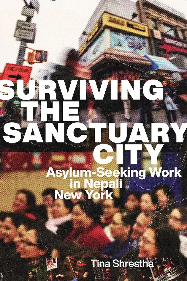 《纽约求生》(Surviving the Sanctuary City)封面,上部是街角商铺与交通标志的模糊照片,下部是一群坐着的女性听众照片。作者蒂娜·施雷斯塔。