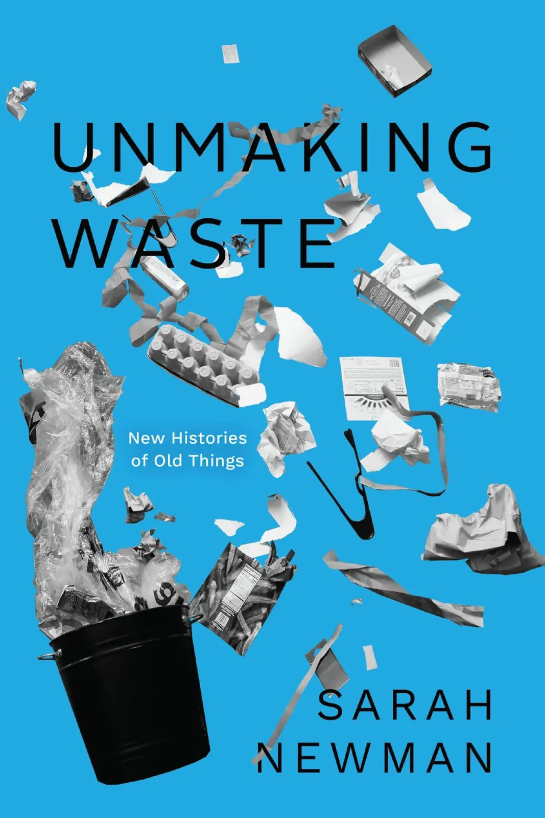 《解构“废物”》(Unmaking Waste)封面,天蓝色底上黑色垃圾桶倾倒出碎纸、塑料袋等杂物,书名以黑色大写字体呈现。作者萨拉·纽曼。