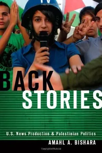 书封《Back Stories: U.S. News Production and Palestinian Politics》,作者 Amahl A. Bishara,封面照片是一位举对讲机、戴头盔的女性,身后人群做出胜利手势