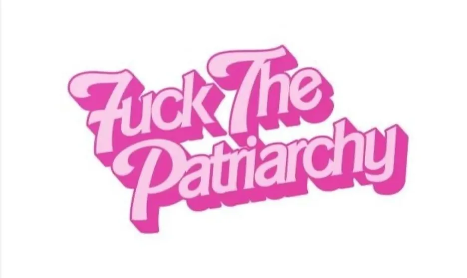 粉红色卡通泡泡字体的贴纸图案,写着英文「Fuck The Patriarchy」,白底。
