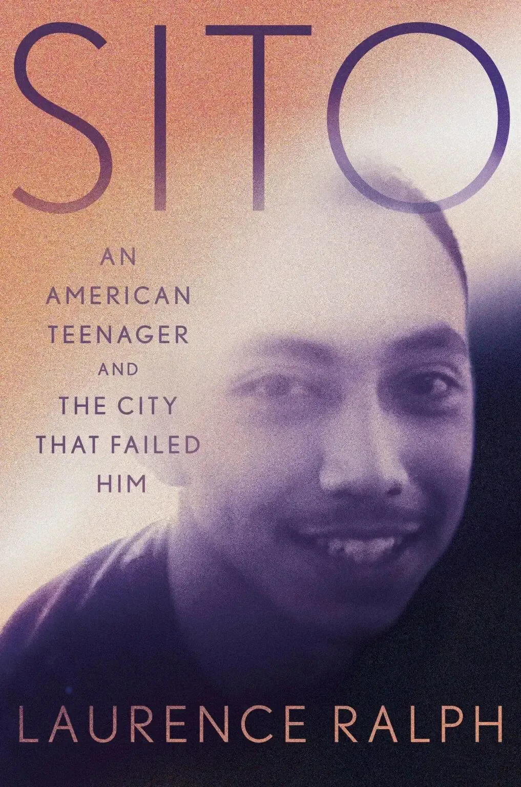 书封《Sito: An American Teenager and the City That Failed Him》,作者 Laurence Ralph;一位微笑的年轻男性肖像照,色调偏暖紫与橙色、带颗粒质感。