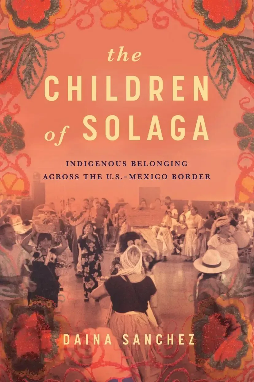书封《The Children of Solaga: Indigenous Belonging across the U.S.-Mexico Border》,作者 Daina Sanchez;边框饰以红橙色花卉图案,中间是一张暖色调的照片,多位穿传统服饰的男女在户外聚会跳舞。