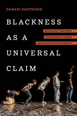 封面《Blackness as a Universal Claim》,作者 Damani Partridge;黑色背景前五名年轻人在剧场舞台上弯腰列队,最右一人举拳。