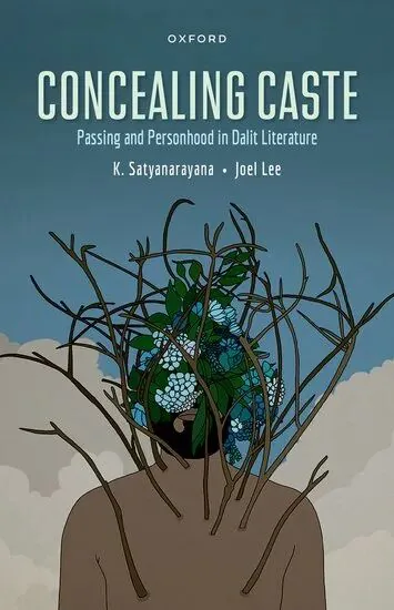 封面《Concealing Caste》,编者 K. Satyanarayana、Joel Lee;插画中一人的头部被缠绕的树枝、绿叶与白花覆盖,背景为云天。
