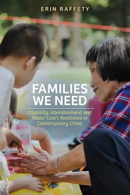 封面《Families We Need》,作者 Erin Raffety;照片中一位老年妇女与几名儿童在户外互动,手部相触。