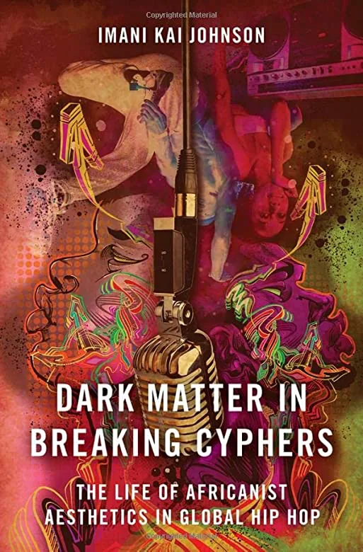 书封《暗物质》(Dark Matter in Breaking Cyphers: The Life of Africanist Aesthetics in Global Hip Hop),作者伊玛尼·凯·约翰逊(Imani Kai Johnson)。封面以暗红、绿紫为底色的拼贴画,呈现两位倒置的舞者剪影,中央竖着一支麦克风,周围点缀涂鸦风格的彩色线条与飞溅图案。