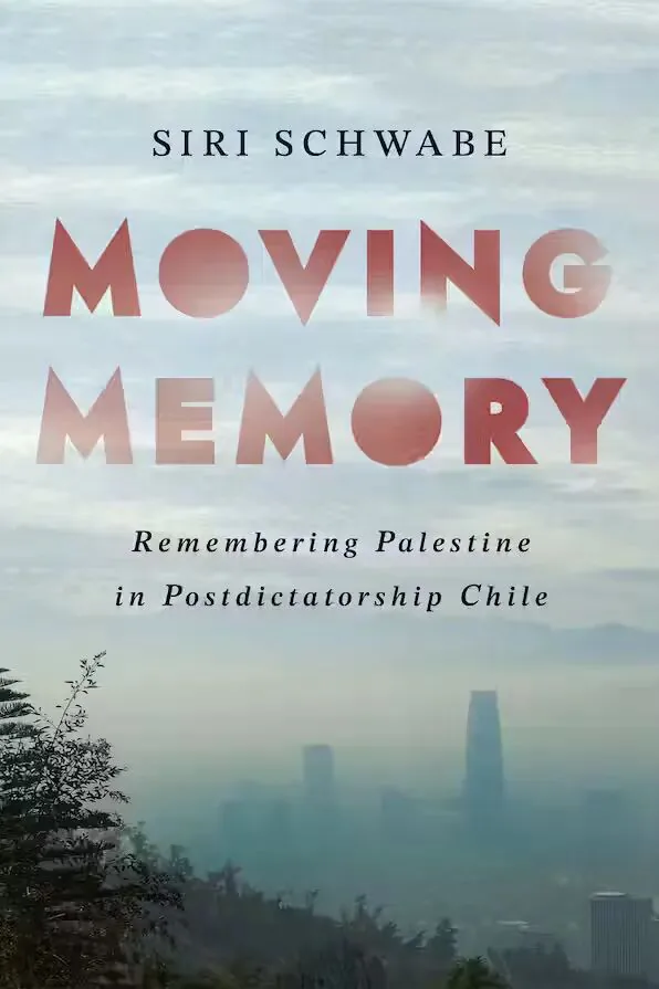 《移动的记忆》(Moving Memory)封面,雾霭笼罩的城市天际线,近景为山坡上的树影剪影。作者斯丽·施瓦贝。