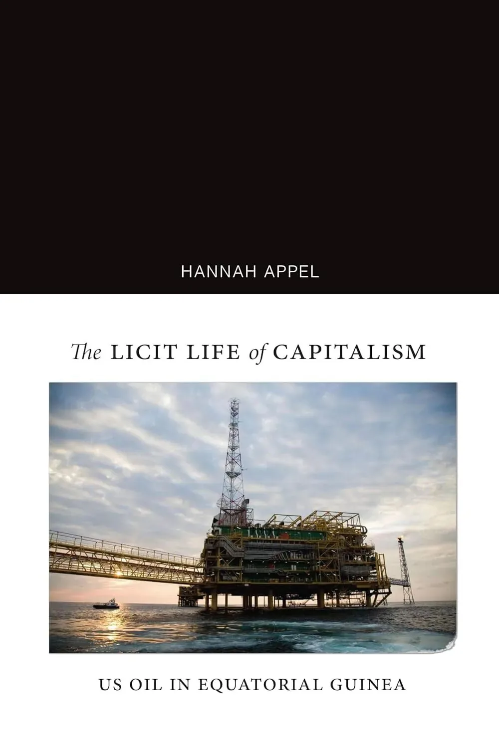 《The Licit Life of Capitalism: US Oil in Equatorial Guinea》封面,作者 Hannah Appel,封面下方是海上石油钻井平台的照片。