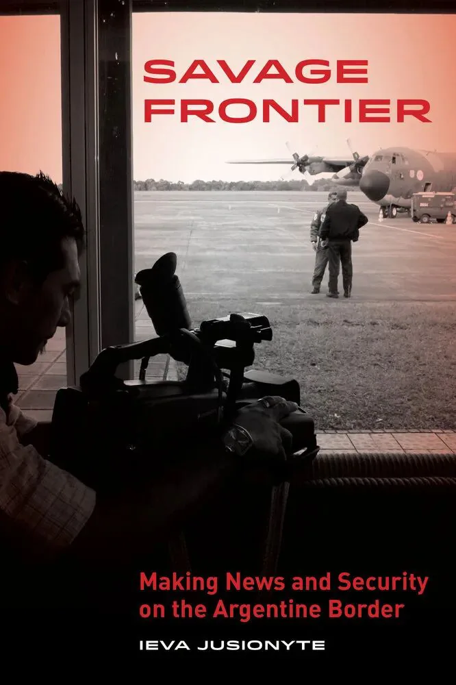 书影《Savage Frontier: Making News and Security on the Argentine Border》,作者 Ieva Jusionyte,封面照片是一名摄影师在停机坪拍摄军用运输机旁的两名人员。