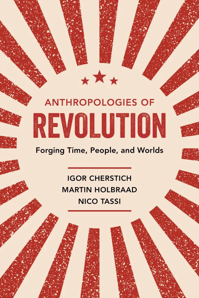 书封《Anthropologies of Revolution: Forging Time, People, and Worlds》,作者伊戈尔·切尔施蒂奇、马丁·霍尔布拉德、尼科·塔西;米白底色,红色放射条纹环绕书名,上方三颗红色星星。