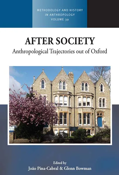 书封《After Society: Anthropological Trajectories out of Oxford》,编者约翰·皮纳-卡布拉、格伦·鲍曼;封面主体是牛津一排砖石联排住宅的照片,门前一株粉色花树,上方标有丛书名 Methodology and History in Anthropology 第39卷。