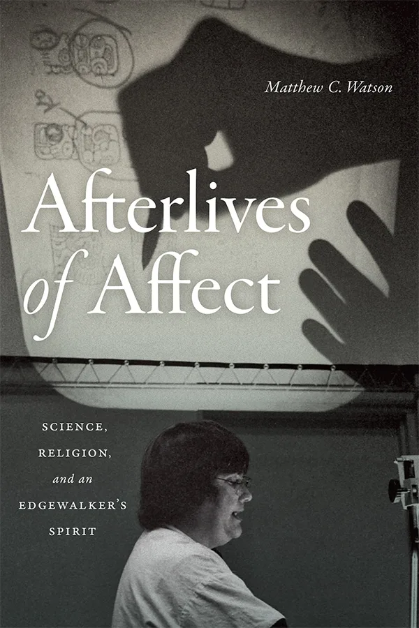 书封《Afterlives of Affect: Science, Religion, and an Edgewalker's Spirit》,作者Matthew C. Watson;黑白照片,一位女性侧身讲话,背后投影幕布上映出玛雅文字图案与一只指点的手影。
