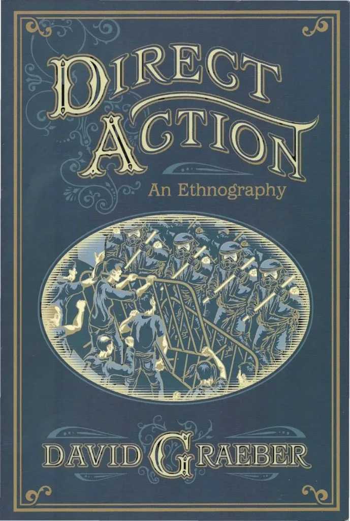 书籍封面,深蓝色底配金色花纹边框,书名《Direct Action: An Ethnography》,作者David Graeber,中央椭圆插图为示威者与防暴警察对峙的版画风格图案。