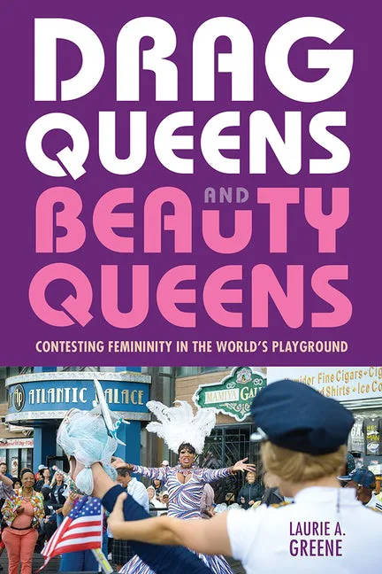 书封,紫底书名'Drag Queens and Beauty Queens: Contesting Femininity in the World's Playground',作者Laurie A. Greene;下方照片为一位穿羽饰华服的变装皇后在美国大西洋城街头巡游,周围有围观人群与商铺招牌。