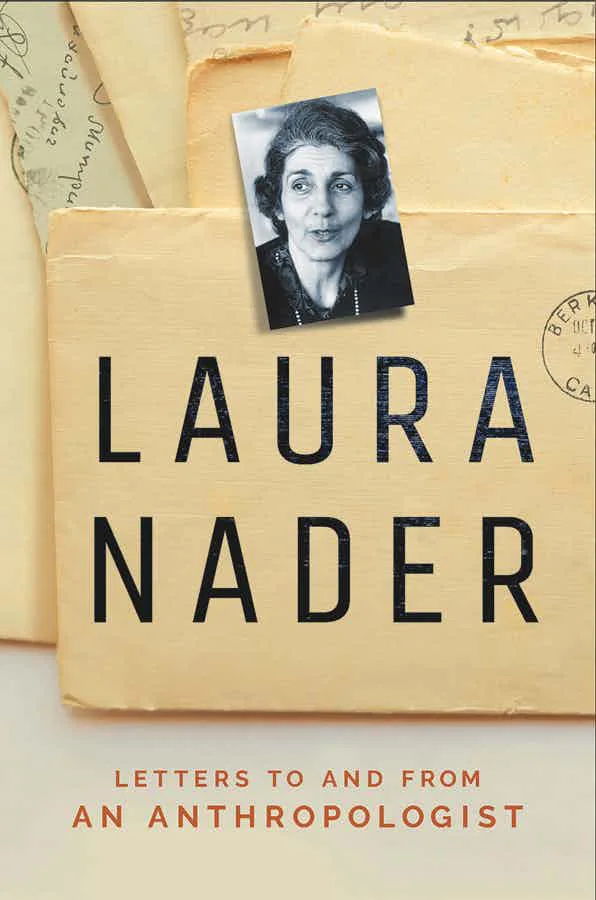 书封,米黄色信封背景上贴着劳拉·纳德(Laura Nader)黑白半身照,书名'Laura Nader: Letters to and from an Anthropologist'以打字机字体印于信封上。