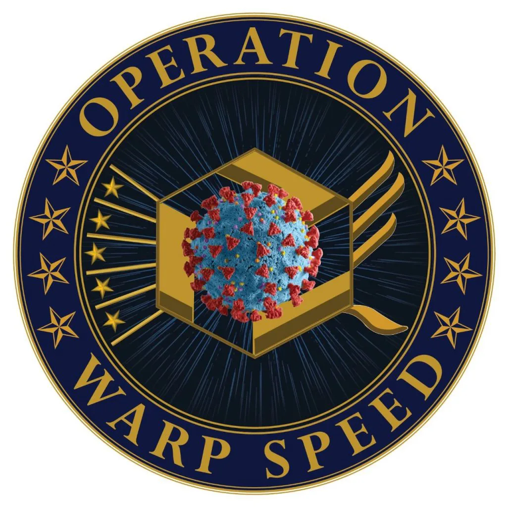 深蓝色圆形徽章,环形金字写着“OPERATION”和“WARP SPEED”,中央是金色六边形与放大的冠状病毒艺术图案,两侧各排列五颗金色五角星