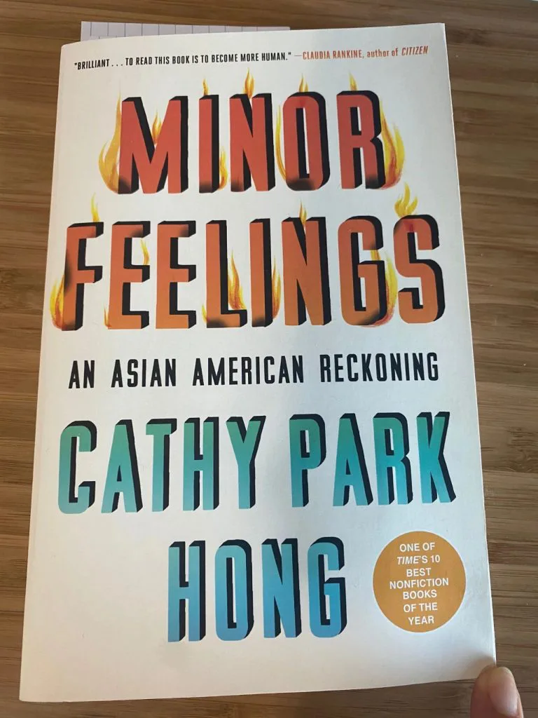 《Minor Feelings: An Asian American Reckoning》书封,作者 Cathy Park Hong,火焰状字体设计,标注为年度十佳非小说类图书之一