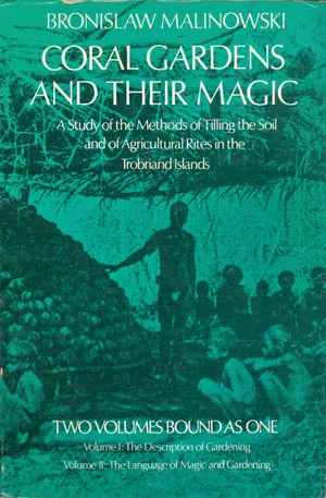 马林诺夫斯基所著《Coral Gardens and Their Magic》封面,墨绿色底配一张特罗布里恩群岛农耕园艺场景照片,标注全两卷合订