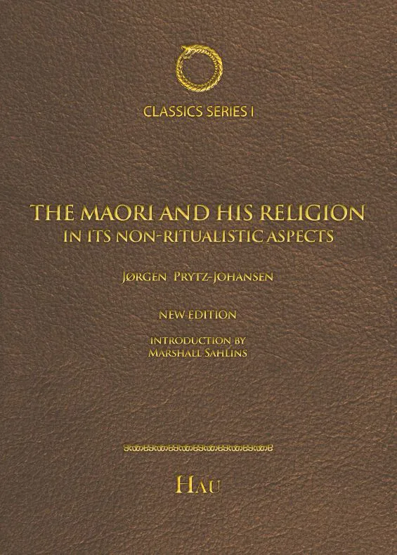HAU Classics Series丛书《The Maori and His Religion in Its Non-Ritualistic Aspects》封面,作者Jørgen Prytz-Johansen,玛丽莲·萨林斯作序,深棕色皮革纹理背景,顶部为金色衔尾蛇标志