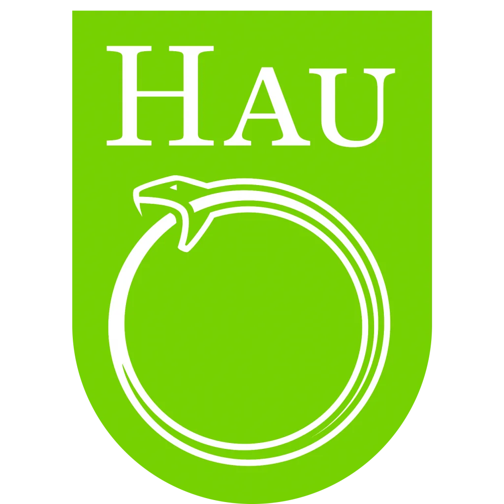 绿色盾形徽章,上部为白色衬线字体HAU,下方是一条首尾相连的白色衔尾蛇图案