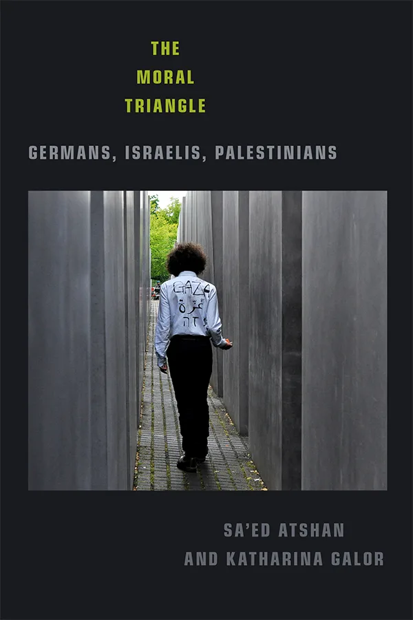 《The Moral Triangle: Germans, Israelis, Palestinians》,作者萨义德·阿特尚与卡特里娜·伽罗尔;封面照片为一人背对镜头走在柏林大屠杀纪念碑的石碑甬道中,衣服背面写有“Gaza”字样。