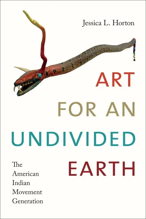 书封《Art for an Undivided Earth: The American Indian Movement Generation》,作者Jessica L. Horton,上方是一件蛇形雕塑/串珠工艺品,蛇首张口露出獠牙,尾部缀有彩色珠饰。