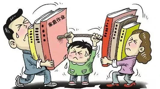 漫画中,父母各扛着一摞书本,中间的男孩被两根书夹住并向两边拉扯,其中一本书封面写着“家庭作业”,孩子面露痛苦,父母神情严厉。