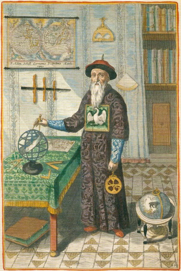 画像中人物头戴红顶官帽,手持天文仪器,一旁桌上有浑天仪,墙上挂世界地图,脚边置地球仪,身后为书架。