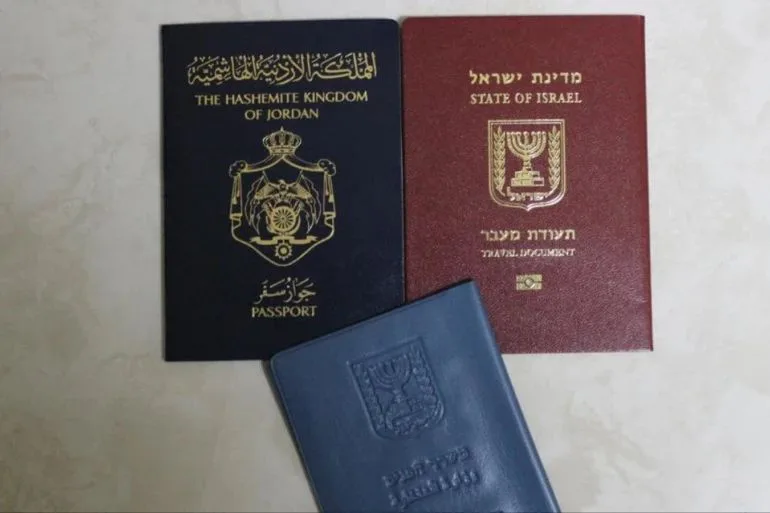 三本证件封面并排放置:黑色约旦护照(THE HASHEMITE KINGDOM OF JORDAN PASSPORT),酒红色以色列旅行证件(STATE OF ISRAEL TRAVEL DOCUMENT),下方另有一本蓝色证件。