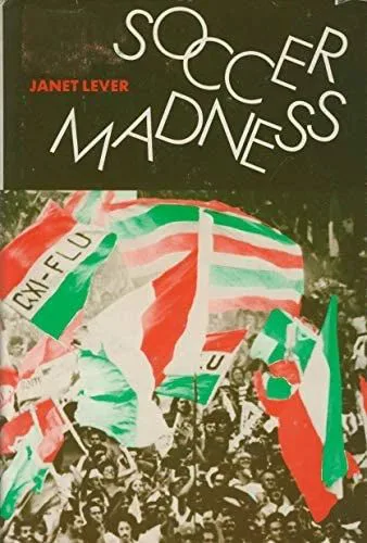书封《Soccer Madness》,Janet Lever著,画面是挥舞绿白红三色旗帜、写有CM-FLU字样的巴西球迷人群