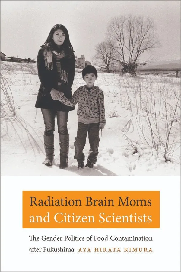 黑白照片:一位母亲牵着孩子站在雪地里,下方橙底印书名《Radiation Brain Moms and Citizen Scientists》与作者 Aya Hirata Kimura。