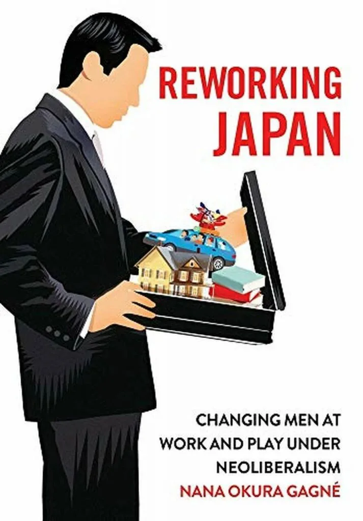 插画封面:一位西装男子打开公文包,包内露出微缩的房子、汽车、家人玩偶和书本,印有书名《Reworking Japan》与作者 Nana Okura Gagné。