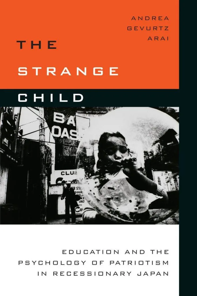 黑白照片:一名孩子在街头吹出一个大泡泡,上方橙底印书名《The Strange Child》与作者 Andrea Gevurtz Arai。