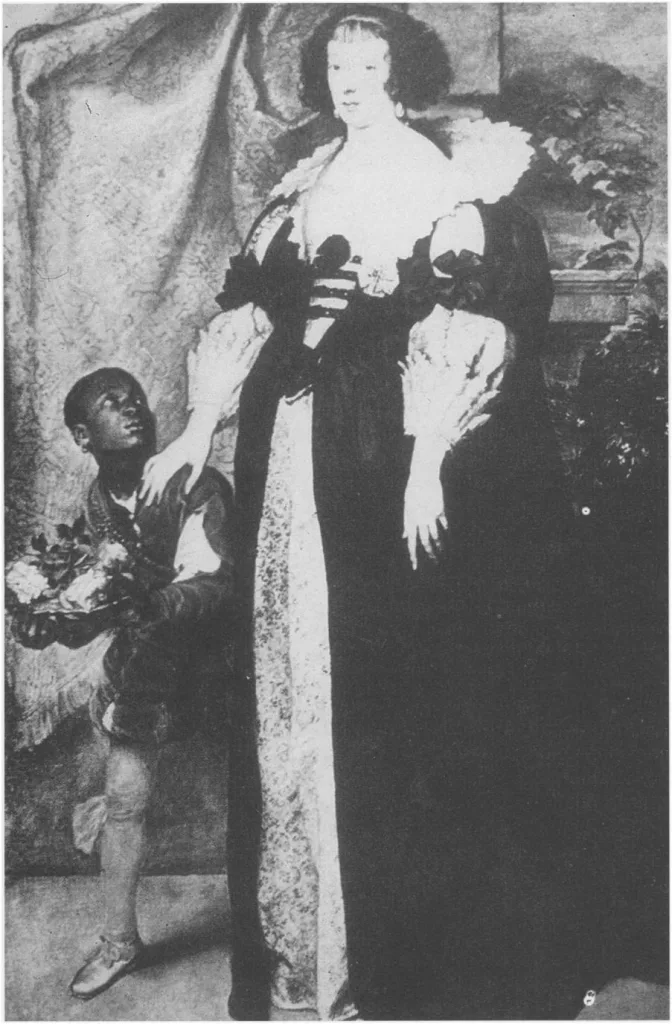 黑白翻印的全身油画像,一位身着华服的白人女性站立画面中央,脚边一名黑人男孩仰头望着她,脖颈戴着金属项圈,怀抱鲜花。