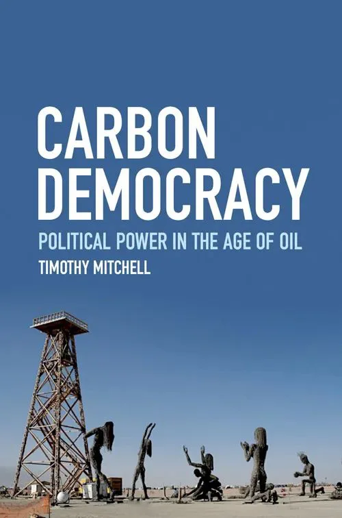 蓝天背景封面,上方印书名《Carbon Democracy: Political Power in the Age of Oil》及作者 Timothy Mitchell,下方是一座老式石油钻塔和几尊挥动手臂的人形金属雕塑。