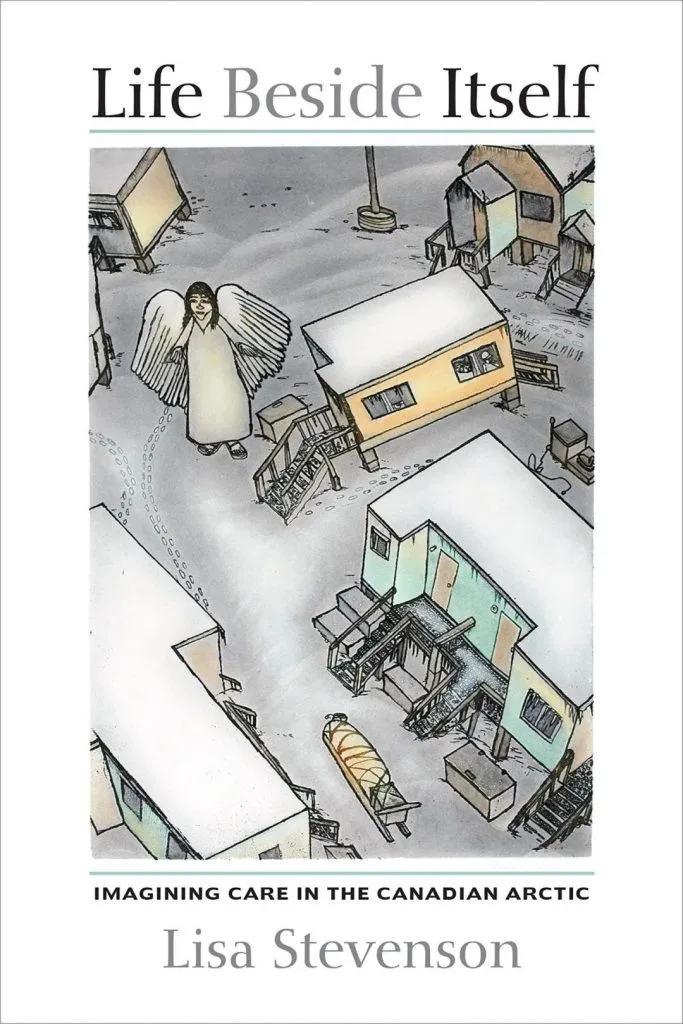 书影,《Life Beside Itself: Imagining Care in the Canadian Arctic》书封,作者Lisa Stevenson,插画呈现因纽特雪地聚落中的木屋群,一个带翅膀的天使形象立于雪地脚印之间。