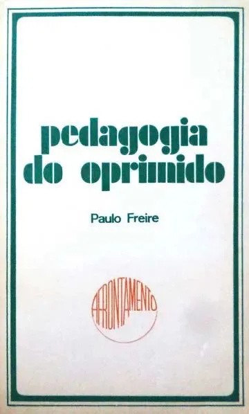 书影:绿色边框的白色封面,居中印绿色字体书名《pedagogia do oprimido》与作者名“Paulo Freire”,下方有橙红色圆形出版社印章“AFRONTAMENTOS”。