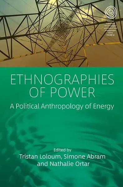 封面上半是仰拍的高压输电铁塔剪影,下半为绿色色块,印书名《Ethnographies of Power: A Political Anthropology of Energy》及编者 Tristan Loloum、Simone Abram、Nathalie Ortar。