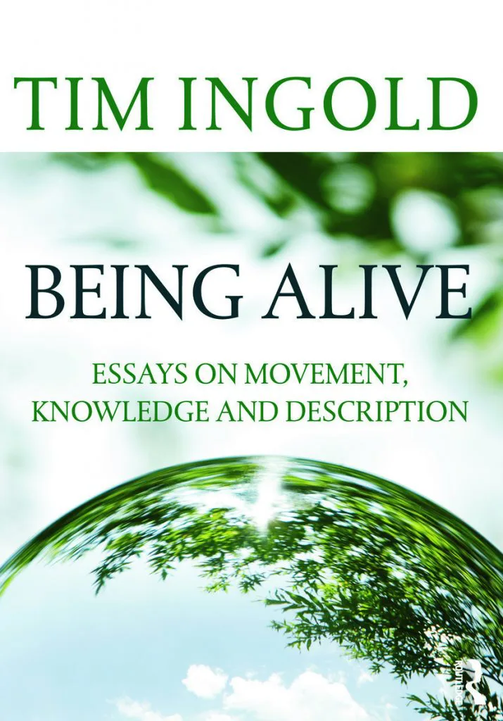 书封以作者姓名Tim Ingold与书名Being Alive: Essays on Movement, Knowledge and Description为主,背景是透过绿叶与一个球形镜面反射出的树影天空图案。