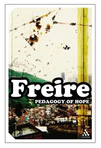 书封面,书名《Pedagogy of Hope》,作者Freire(弗雷勒),封面为俯瞰的城市贫民窟建筑群,上方点缀成群飞鸟与铁丝网状线条,右侧一道黄色竖条。