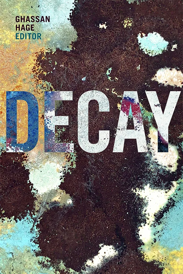 《衰败》(Decay)封面,主编加桑·哈格(Ghassan Hage)。封面以斑驳锈蚀的金属纹理为背景,锈红、青绿、蓝色色块交织,白色大写书名压在画面中央。